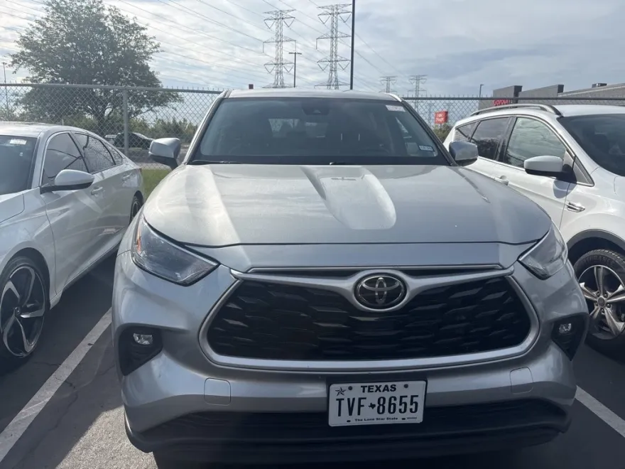 2024 Toyota Highlander LE photo 1