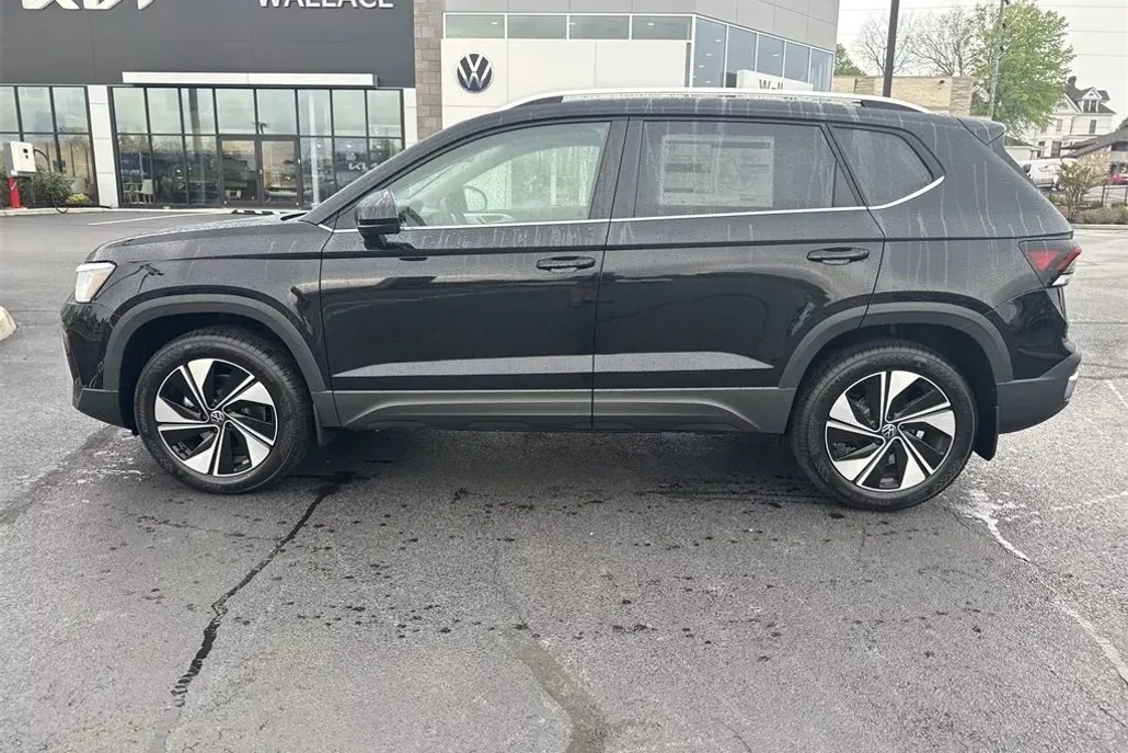 2025 Volkswagen Taos SE photo 1