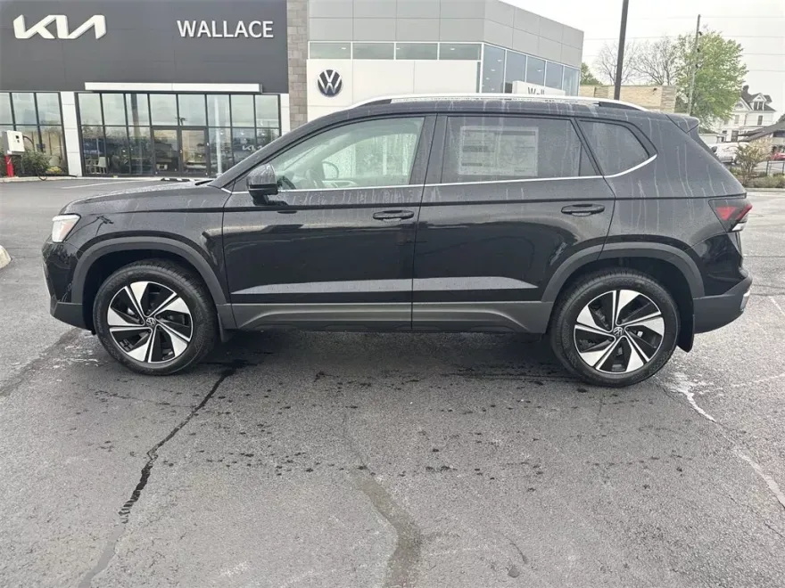 2025 Volkswagen Taos SE photo 1