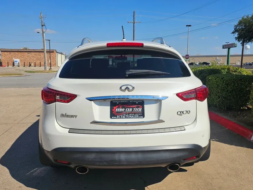 2017 Infiniti QX70 photo 1