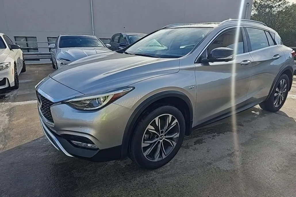 2018 Infiniti QX30 Essential photo 1