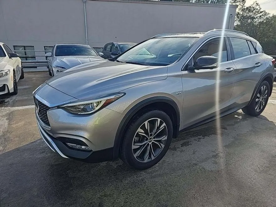 2018 Infiniti QX30 Essential photo 1