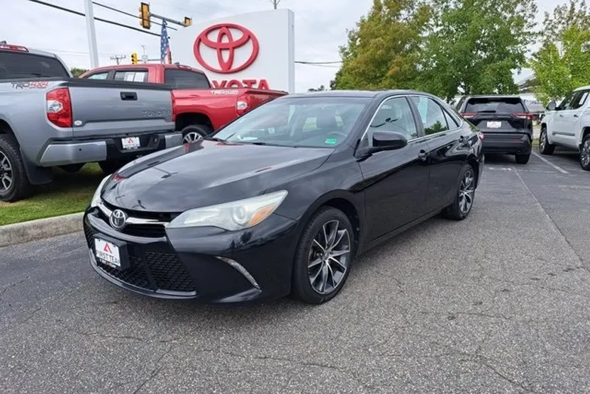 2016 Toyota Camry XSE photo 1
