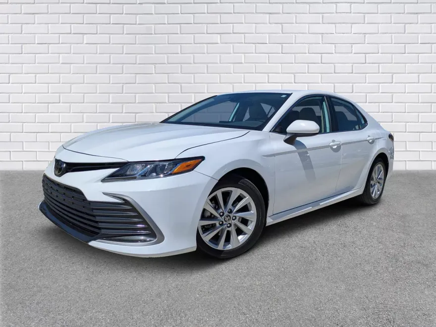 2023 Toyota Camry LE photo 1