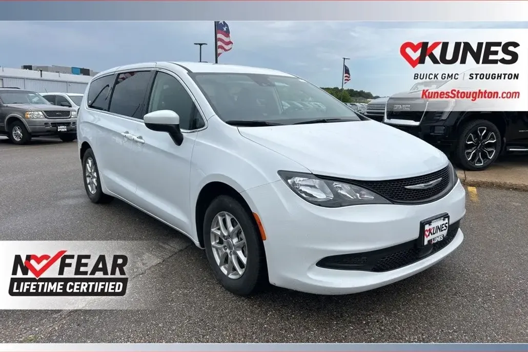 2023 Chrysler Voyager LX photo 1