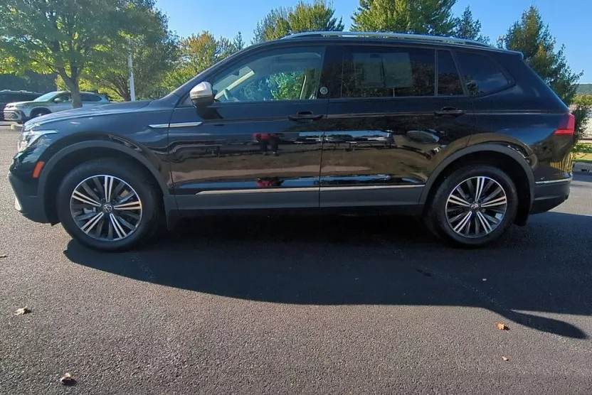 2024 Volkswagen Tiguan Wolfsburg Edition photo 1