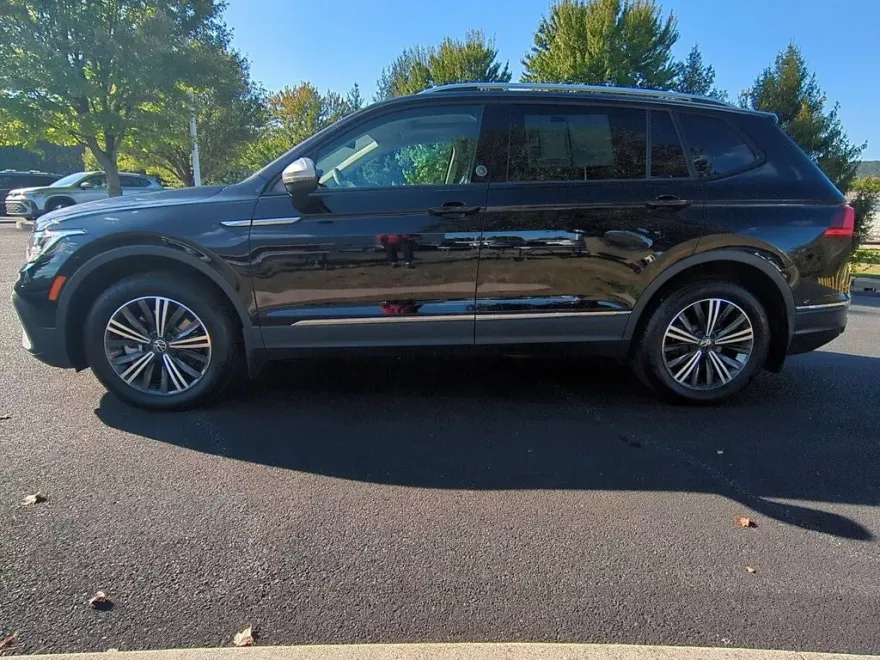 2024 Volkswagen Tiguan Wolfsburg Edition photo 1