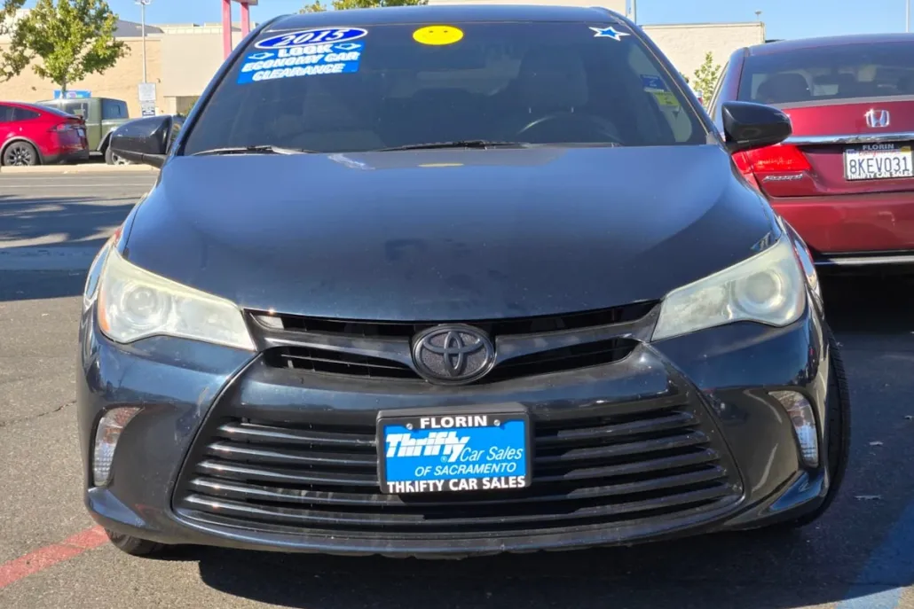 2015 Toyota Camry LE photo 1
