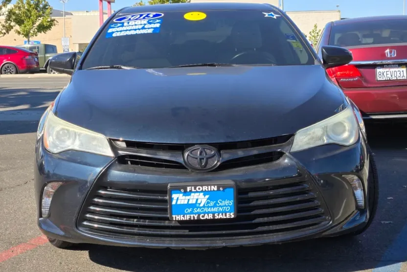 2015 Toyota Camry LE photo 1
