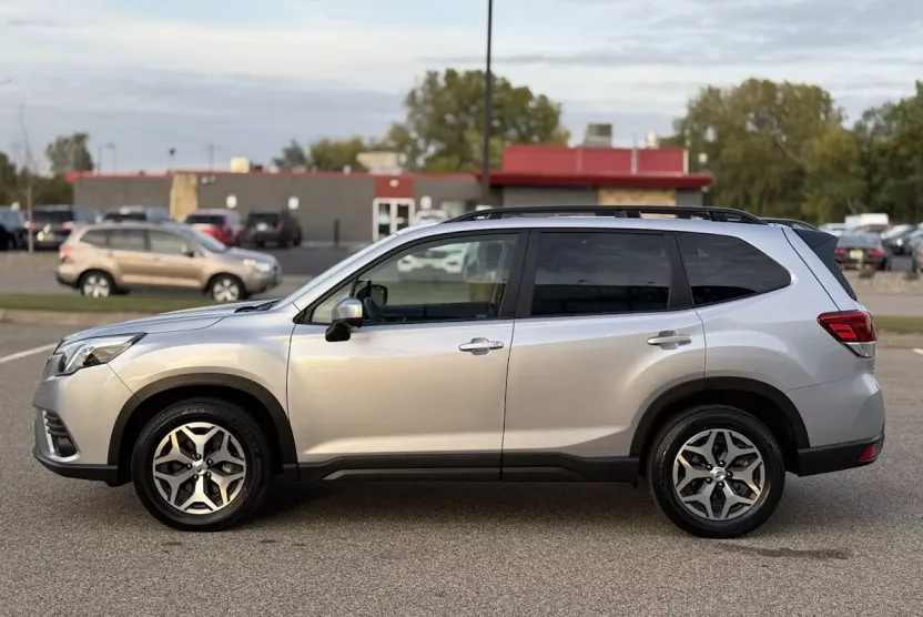 2024 Subaru Forester Premium photo 1