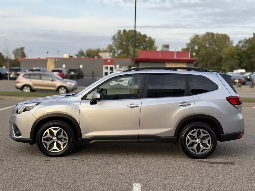 2024 Subaru Forester Premium photo 1