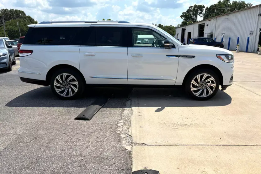 2024 Lincoln Navigator L Reserve photo 1