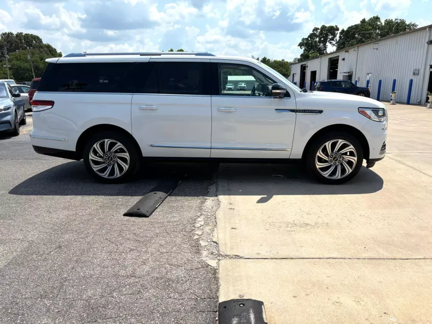 2024 Lincoln Navigator L Reserve photo 1