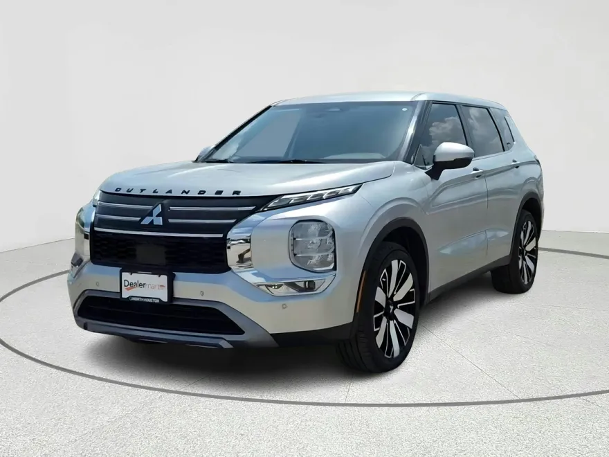 2025 Mitsubishi Outlander SE photo 1