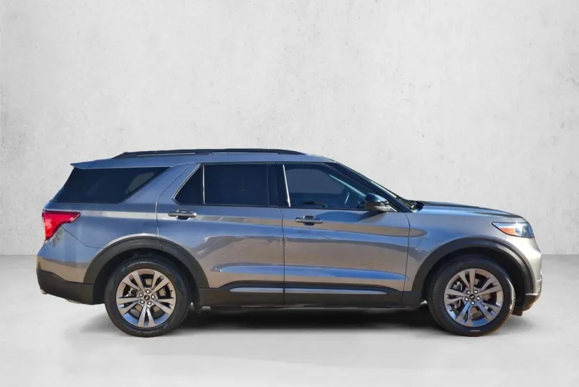 2022 Ford Explorer XLT photo 1