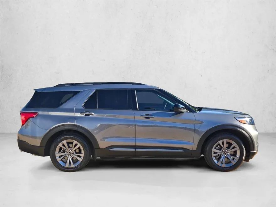 2022 Ford Explorer XLT photo 1