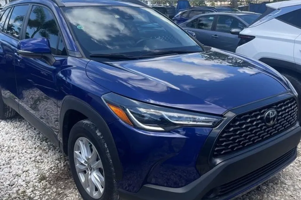 2022 Toyota Corolla Cross LE photo 1