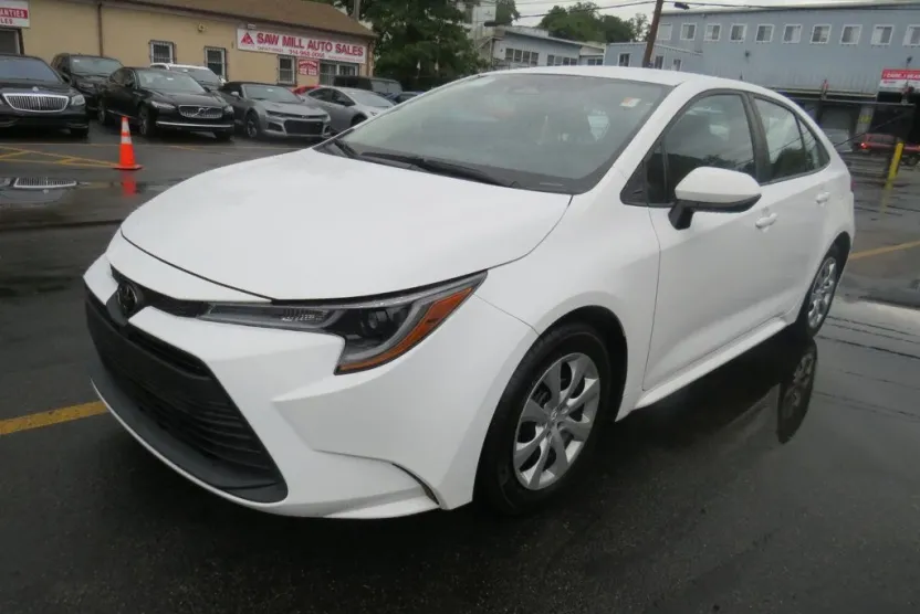 2023 Toyota Corolla LE photo 1