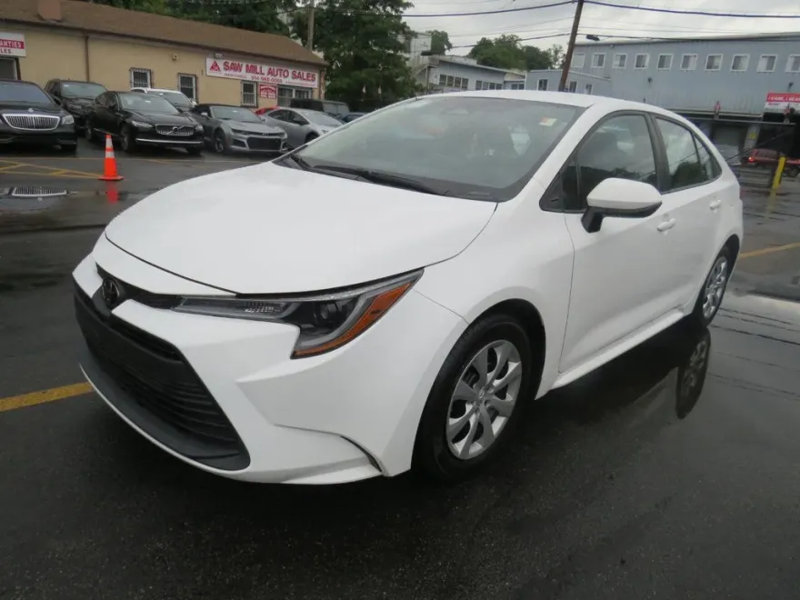 2023 Toyota Corolla LE photo 1