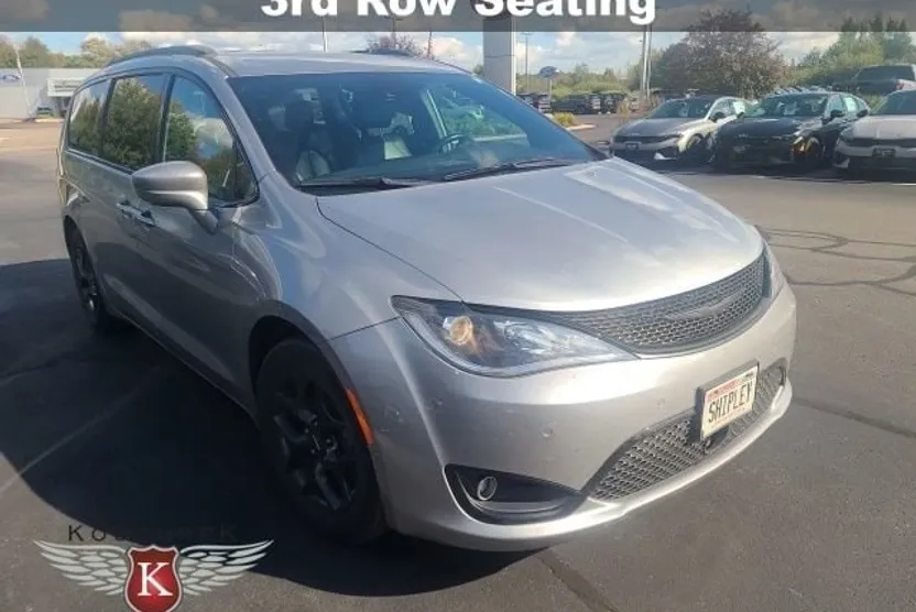 2019 Chrysler Pacifica Touring Plus photo 1