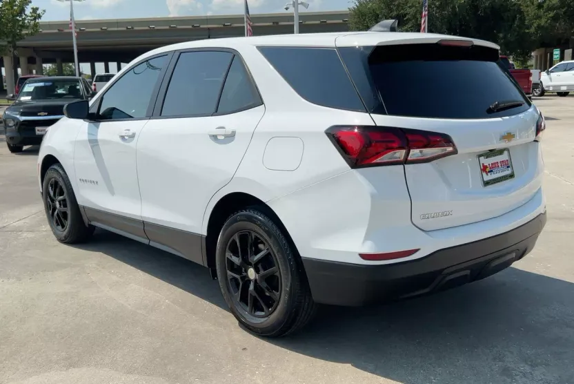 2023 Chevrolet Equinox LS photo 1