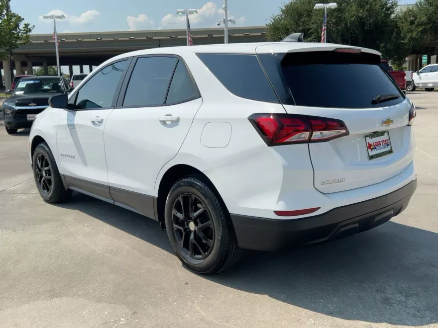 2023 Chevrolet Equinox LS photo 1