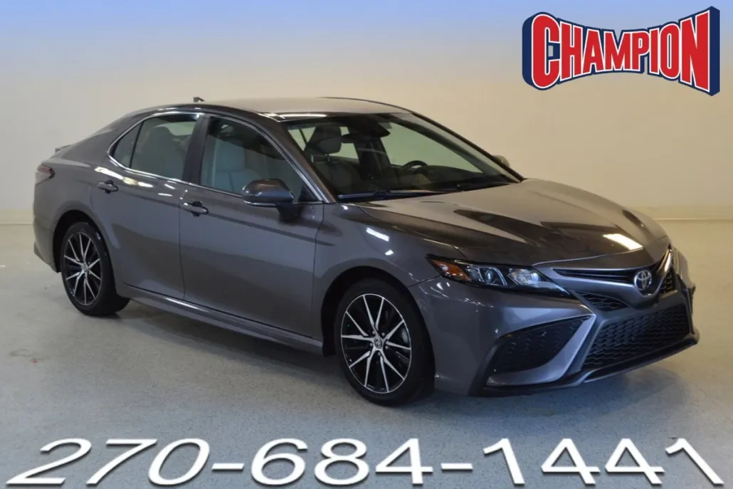 2022 Toyota Camry SE photo 1