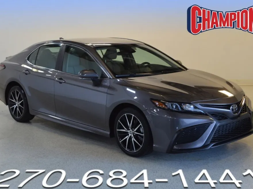 2022 Toyota Camry SE photo 1