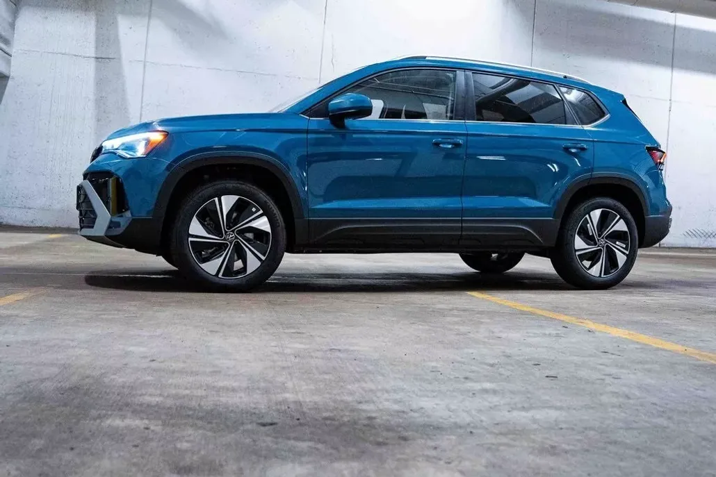 2025 Volkswagen Taos SE photo 1