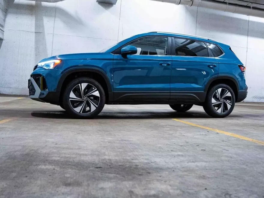 2025 Volkswagen Taos SE photo 1