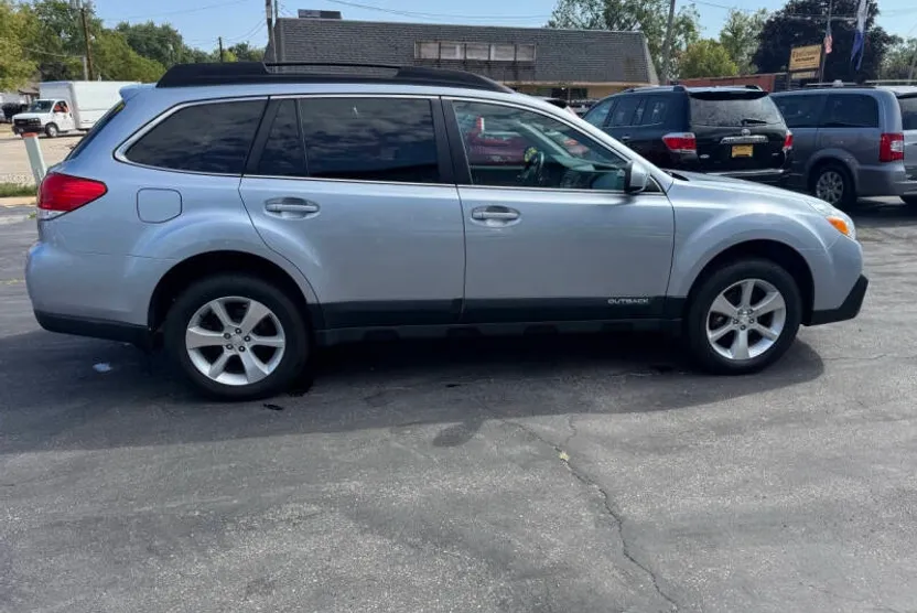 2013 Subaru Outback 2.5i Limited photo 1