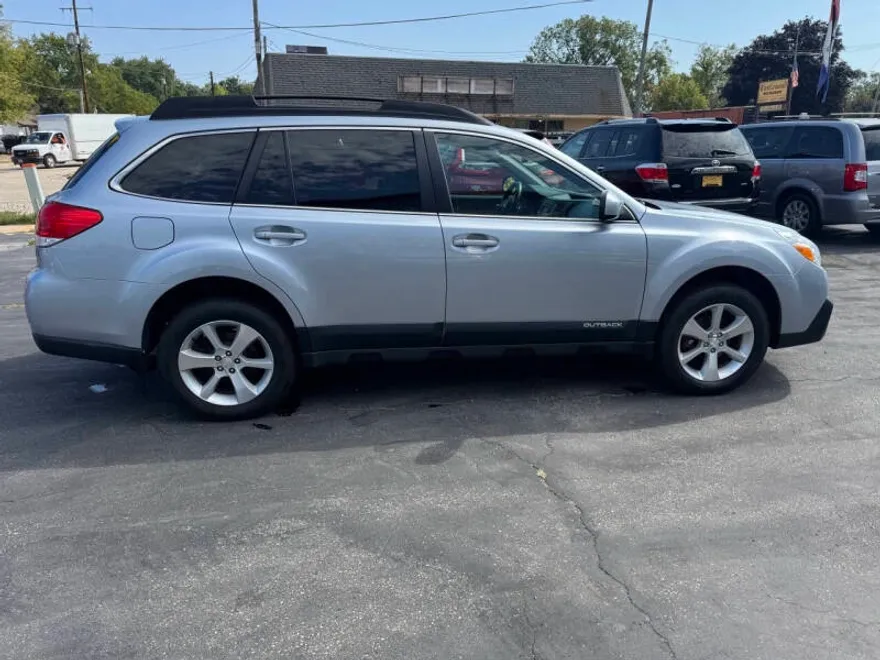 2013 Subaru Outback 2.5i Limited photo 1