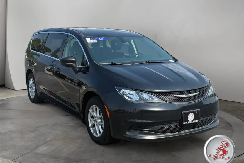 2022 Chrysler Voyager LX photo 1