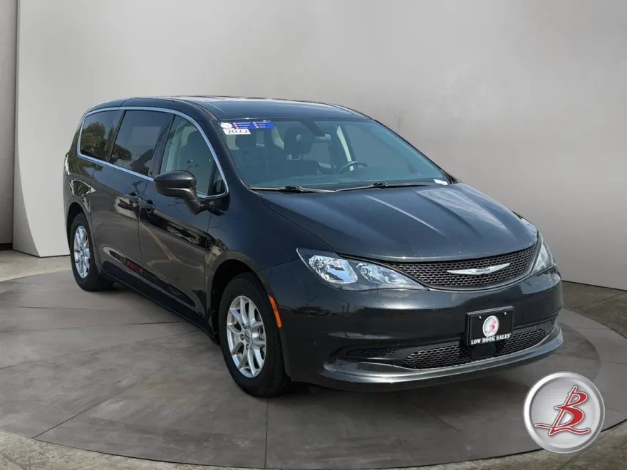 2022 Chrysler Voyager LX photo 1