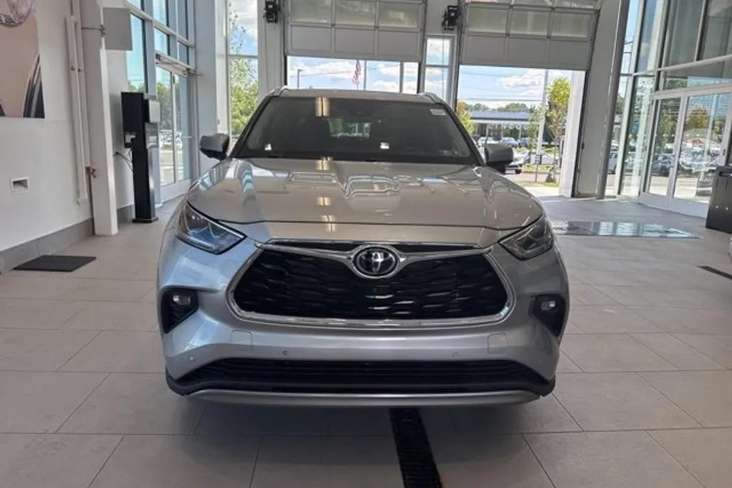 2023 Toyota Highlander Platinum photo 1