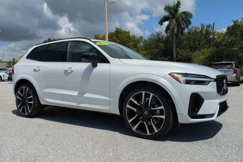 2024 Volvo XC60 Recharge Hybrid Ultimate photo 1