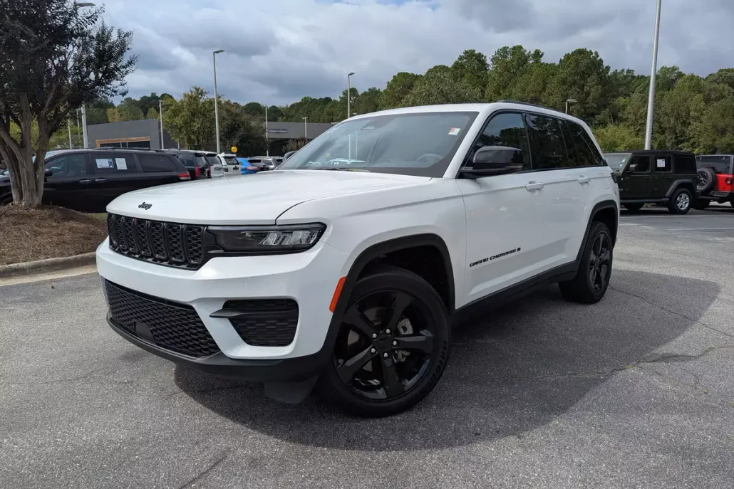 2023 Jeep Grand Cherokee Altitude photo 1