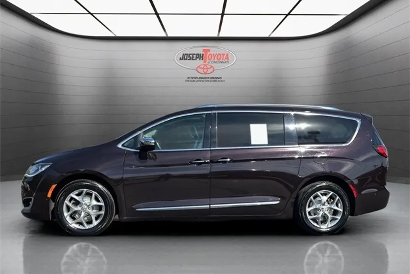 2019 Chrysler Pacifica Limited photo 1