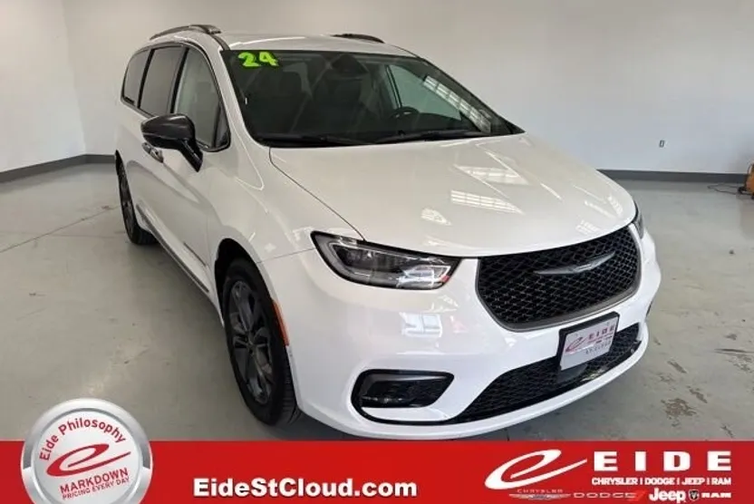 2024 Chrysler Pacifica Touring L photo 1