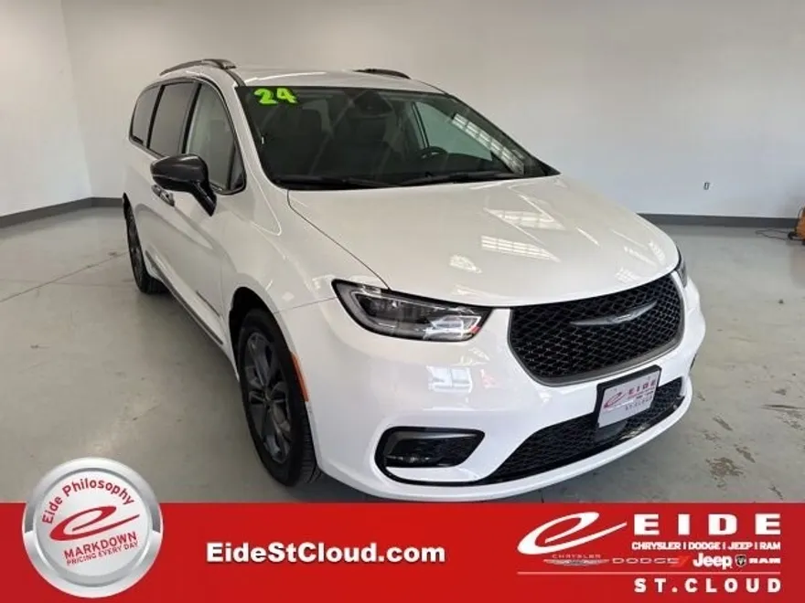 2024 Chrysler Pacifica Touring L photo 1
