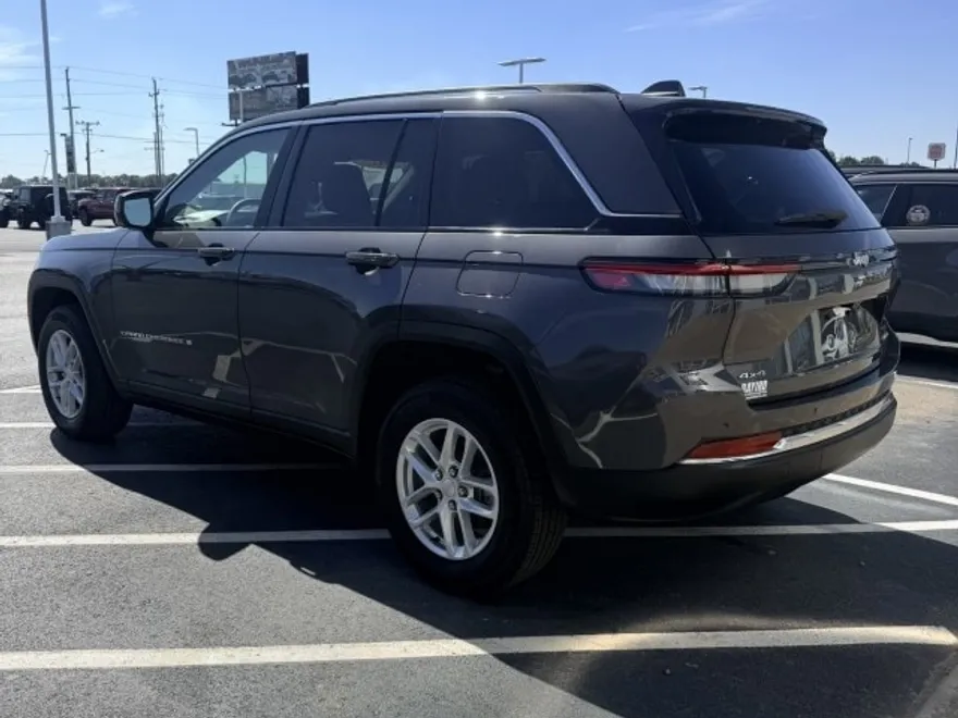 2023 Jeep Grand Cherokee Laredo photo 1
