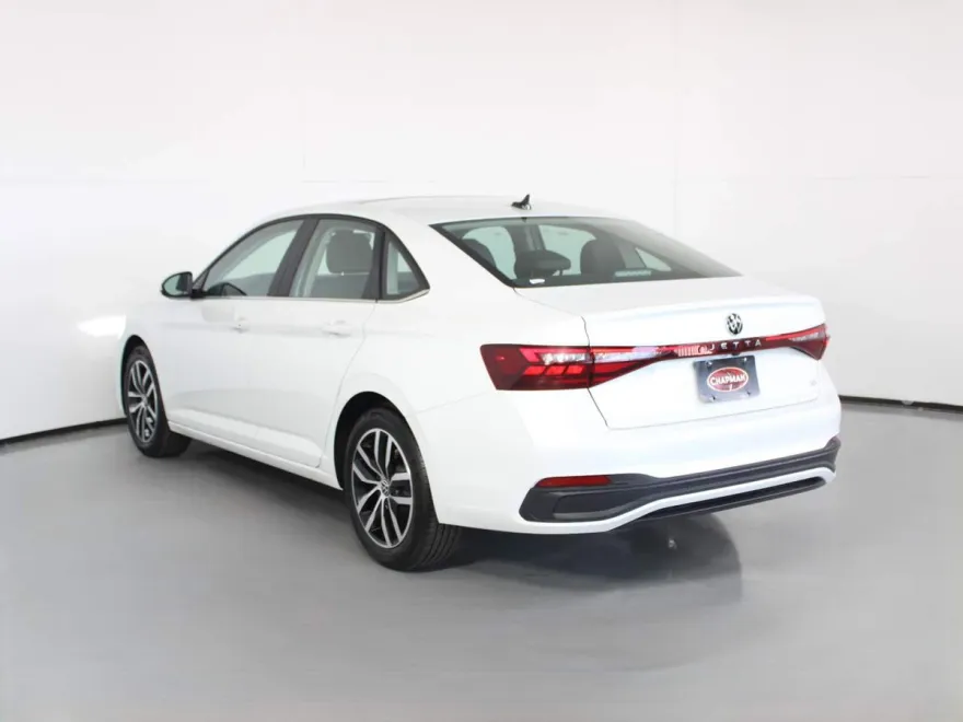 2025 Volkswagen Jetta SE photo 1