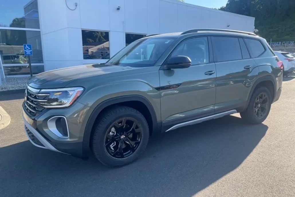 2025 Volkswagen Atlas SE Technology Peak Edition photo 1