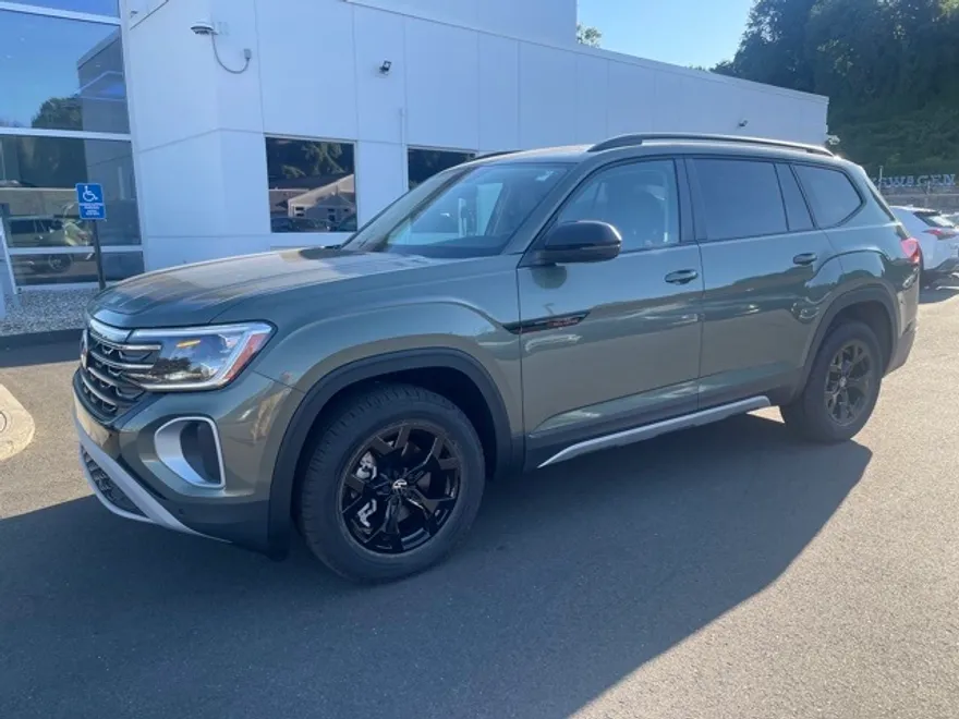 2025 Volkswagen Atlas SE Technology Peak Edition photo 1