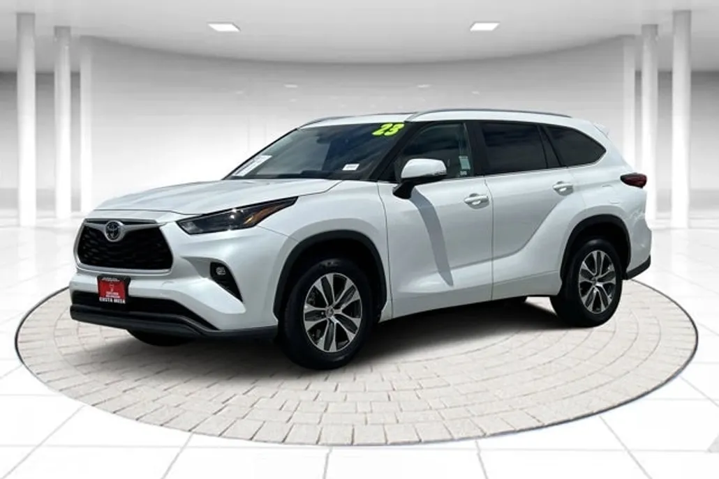 2023 Toyota Highlander L photo 1