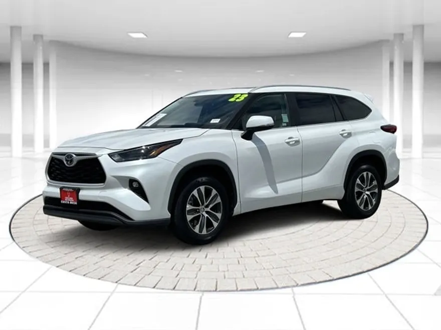 2023 Toyota Highlander L photo 1