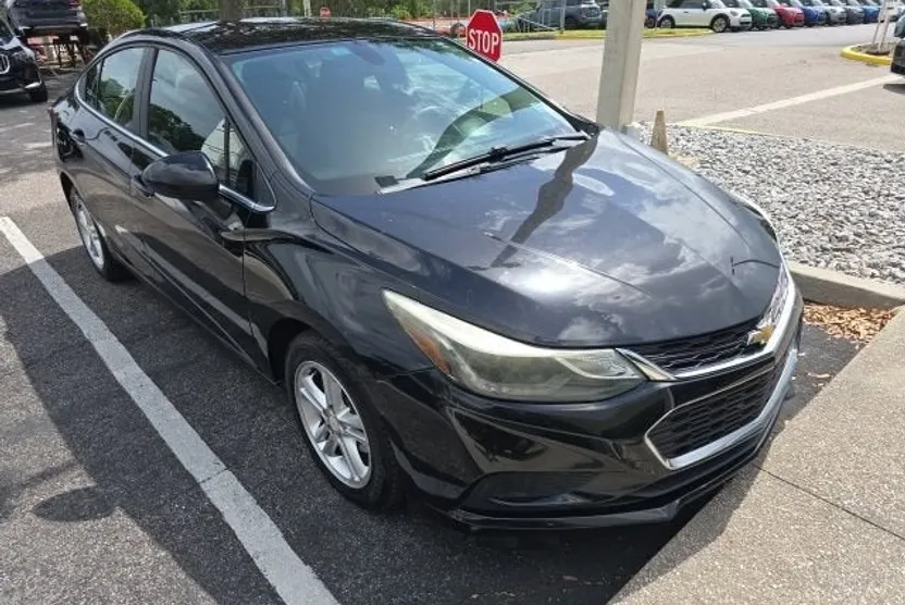 2017 Chevrolet Cruze LT photo 1