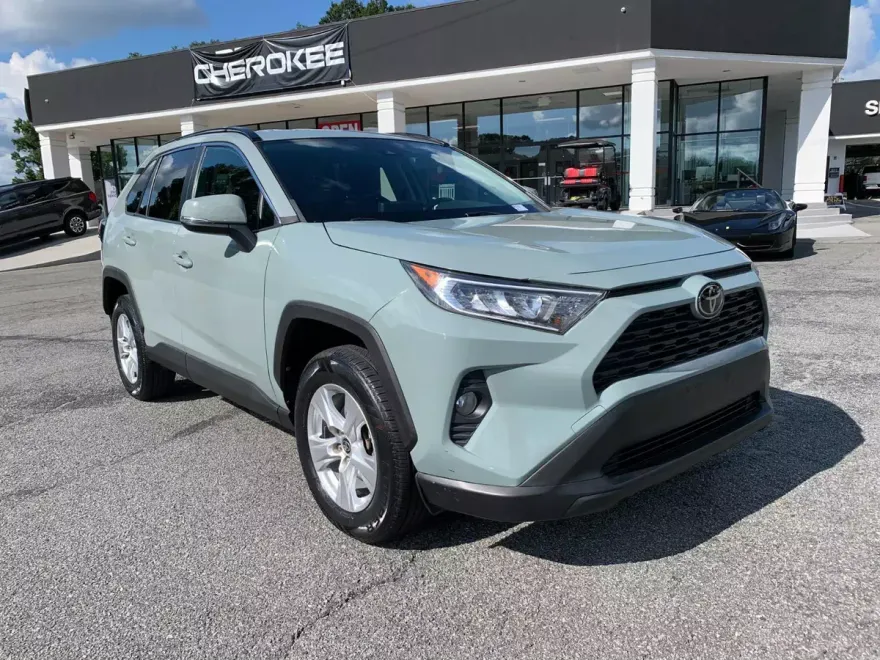 2021 Toyota RAV4 XLE photo 1