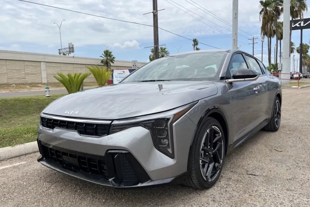 2025 Kia K4 GT-Line photo 1