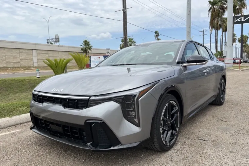 2025 Kia K4 GT-Line photo 1
